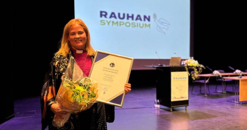 Uudenkaupungin rauhanpalkinnon saaja piispa Mari Leppänen.
