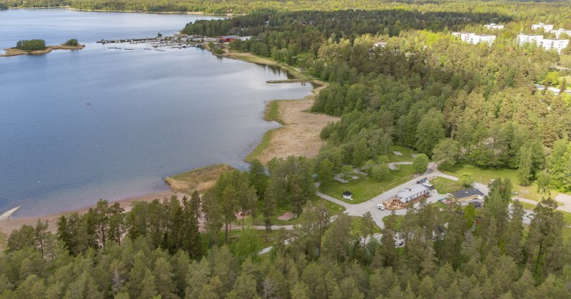 Ilmakuva ns. Kaunisrannan alueesta. Kuvan alaosassa näkyy Santtiorannan leirintäalue ja ylempänä Santtion veneranta