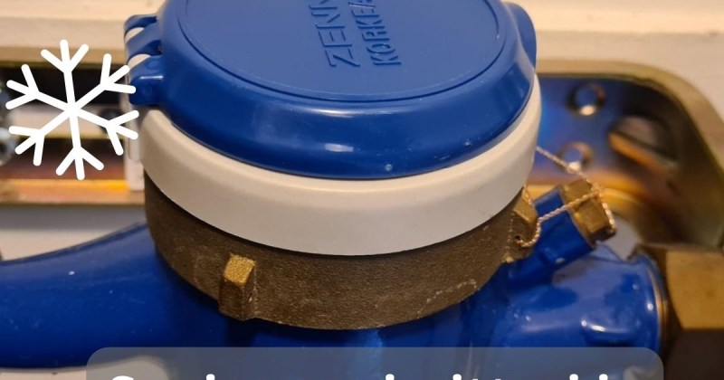 Vesimittari ja teksti suojaa vesimittari ja putket pakkaselta