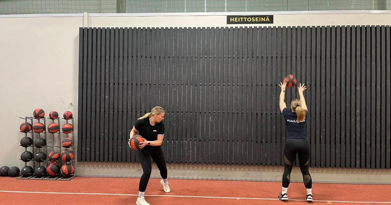 kaksi naista treenaa toiminnallisessa tilassa kuntopalloilla