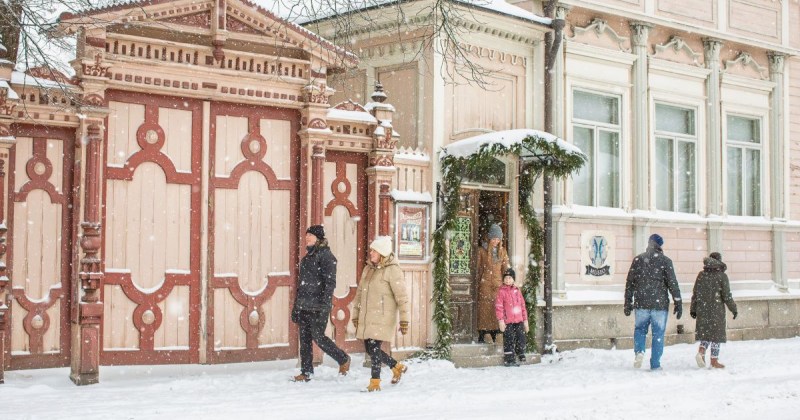 Uudenkaupungin museo ja sen hieno portti. Kuvassa ihmisiä tulossa museon ovesta ja kävelemässä kadulla