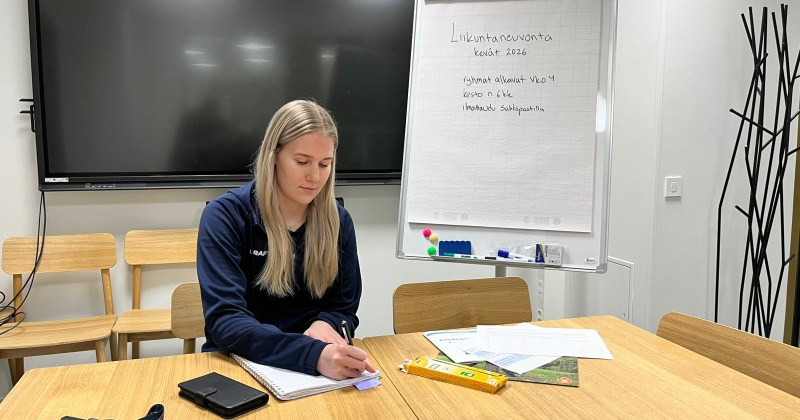liikunnanohjaaja pöydän ääressä