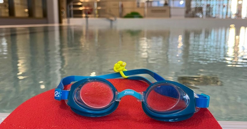 Uimahallissa altaan reunalla uimalasit uimapatjan päällä