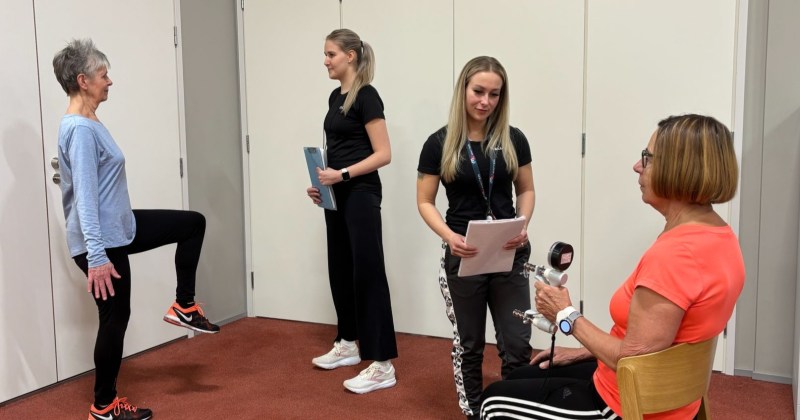 kaksi ohjaajaa testaamassa senioreiden liikkuvuutta sekä puristusvoimaa