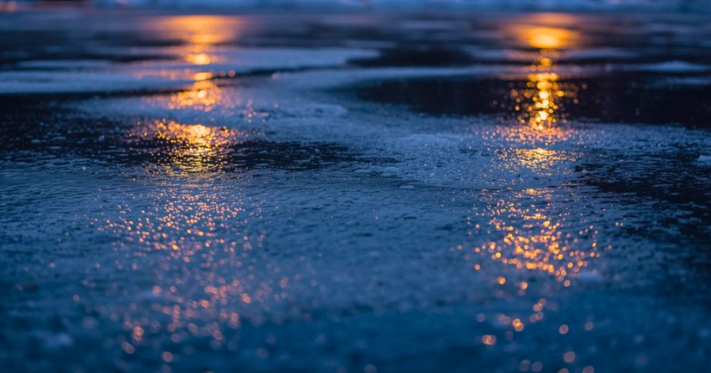 Jäänpintaa, johon heijastuu valoa.