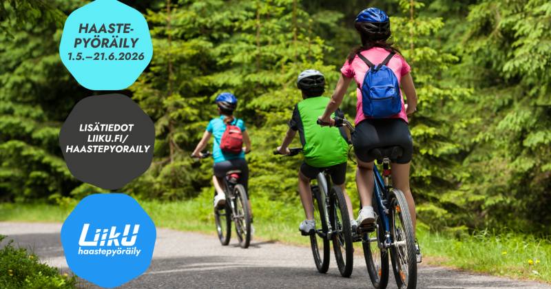 kolme lasta polkee pyörällä, taustalla metsää