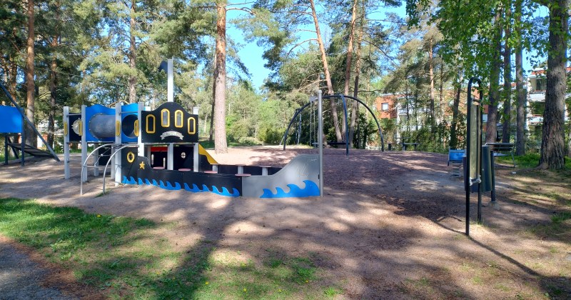 Kuvassa Janhuan alueen leikkikenttä, jossa on erityisesti merirosvoteemaisia välineitä