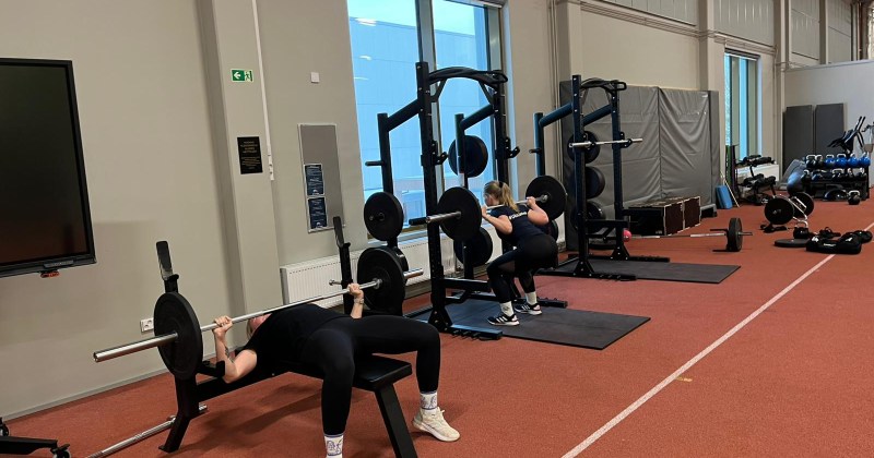 naisia treenaamassa yleisurheilutilassa