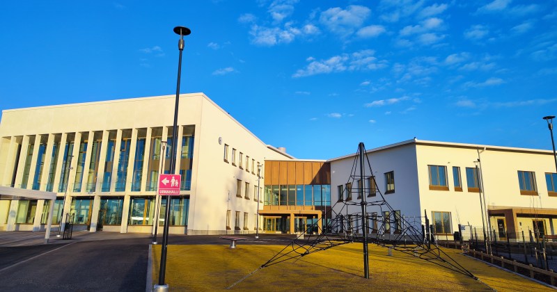 Wintteri-rakennuksen julkisivua ja leikkialuetta