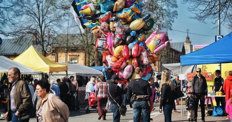 Ihmisiä, markkinakojuja ja ilmapalloja Alisellakadulla.