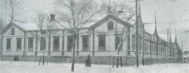 Kuvassa on vanha kirjastotalo mustavalkoisessa valokuvassa.