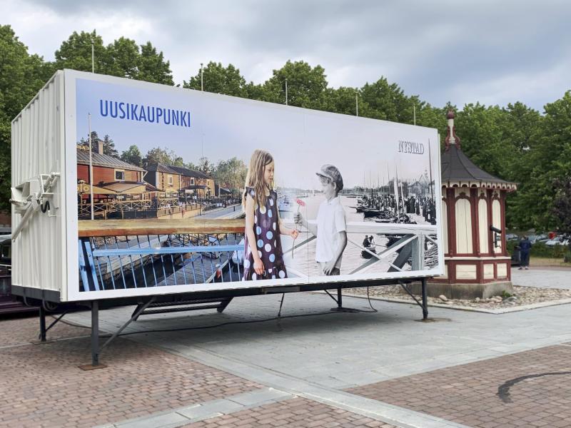 Kuva suljetusta esiintymislavasta. Kanteen on kiinnitetty suuri kansikuva, jossa on yhdistetty moderni valokuva ja vanha valokuva Sorvakon sillalta, sekä kaksi lasta pitelemässä kukkaa kuvan keskellä.