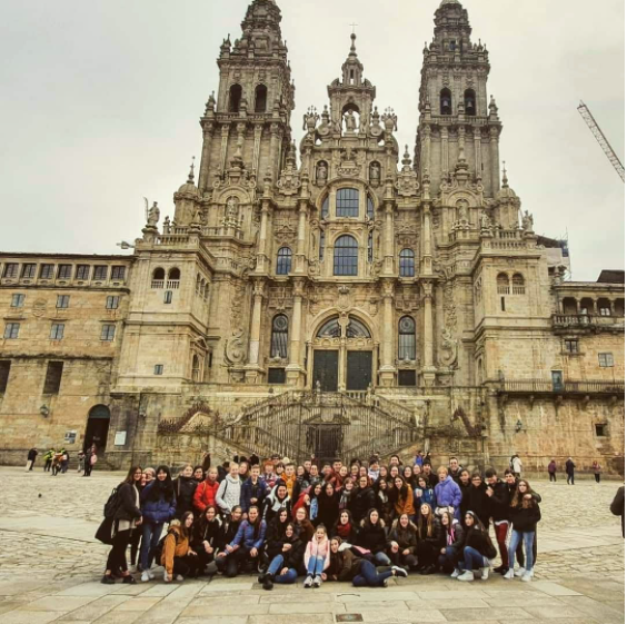 Iso ryhmä oppilaita ja opiskelijoita Santiago de Compostela -katedraalin edessä.