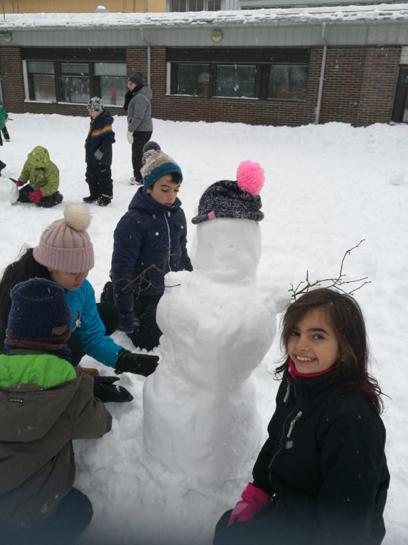 Lumen näkeminen ja siinä leikkiminen on monelle VALMO-oppilaalle uutta.