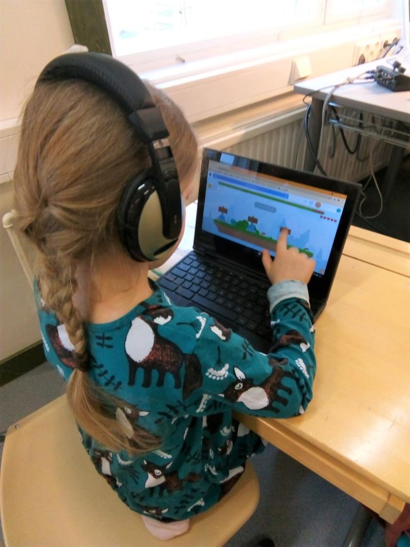 Oppilas pelaamassa opetuspeliä Chromebook-laitteella.