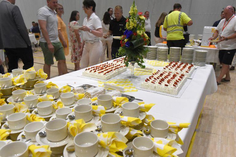 Harjannostajaistilaisuuden lopuksi vieraat saivat nauttia kakkukahvit.