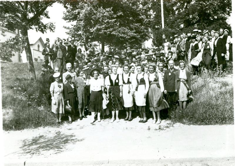 Ryhmä juhlivia ihmisiä  yhteislyseon 50-vuotisjuhlapäivänä 1945. 