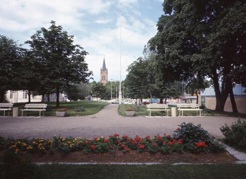 Kuva rauhapuistosta vuodelta 1972. Kuvassa etualalla kukkaistutuksia taaempana penkkiryhmiä sekä polku joka jotaa kohti toria ja kirkkoa.