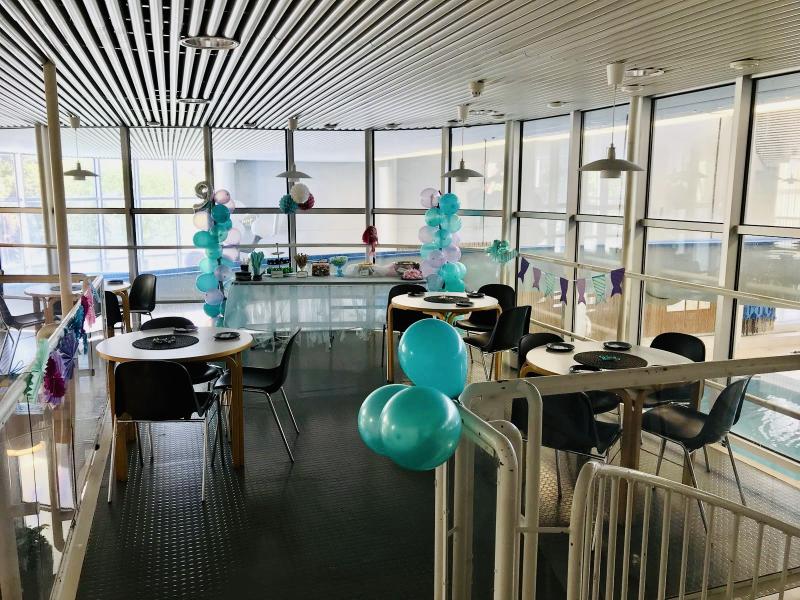 uimahallin yläkerran kahviopöydät syntymäpäiväkoristeluilla mm. ilmapalloja