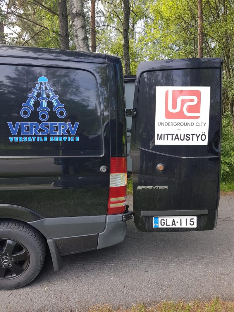 Viemärinkuvaajan auto kuvausyrityksen logoilla Santtiossa