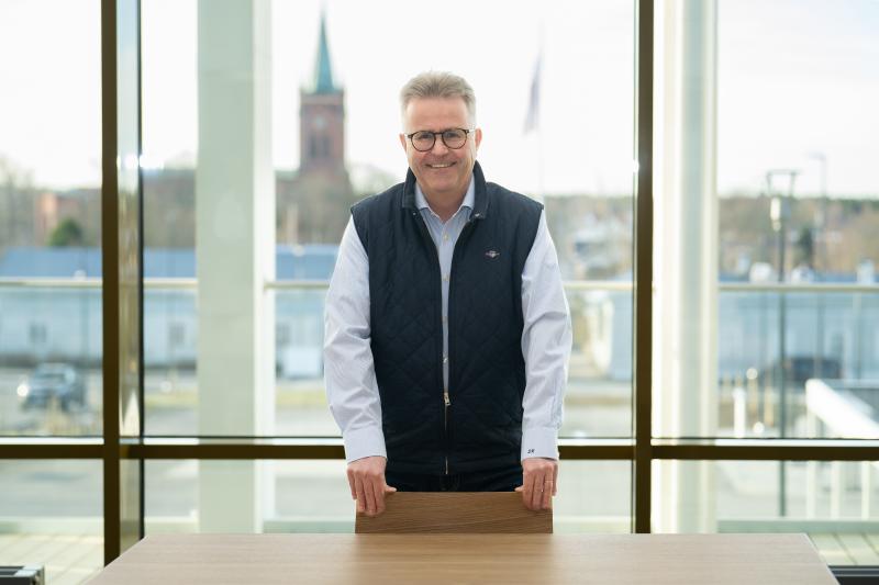 Toimitusjohtaja Simo Rosendal seisoo pöydän takana,