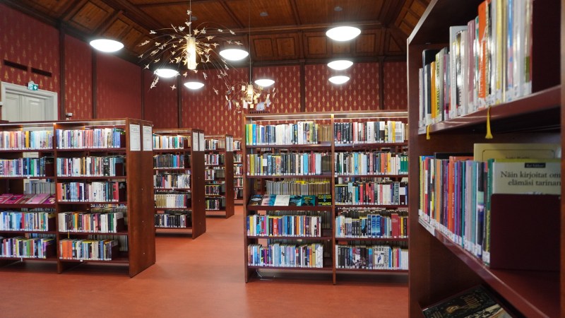 Sisäkuva Uudenkaupungin kirjastosta. Kuvassa näkyy kertomakirjallisuuden hyllyjä.